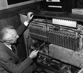 Eivind Groven viser fram rele-automaten.