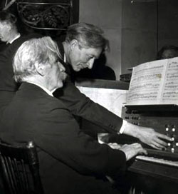 Eivind Groven og Albert Schweitzer ved orgelet